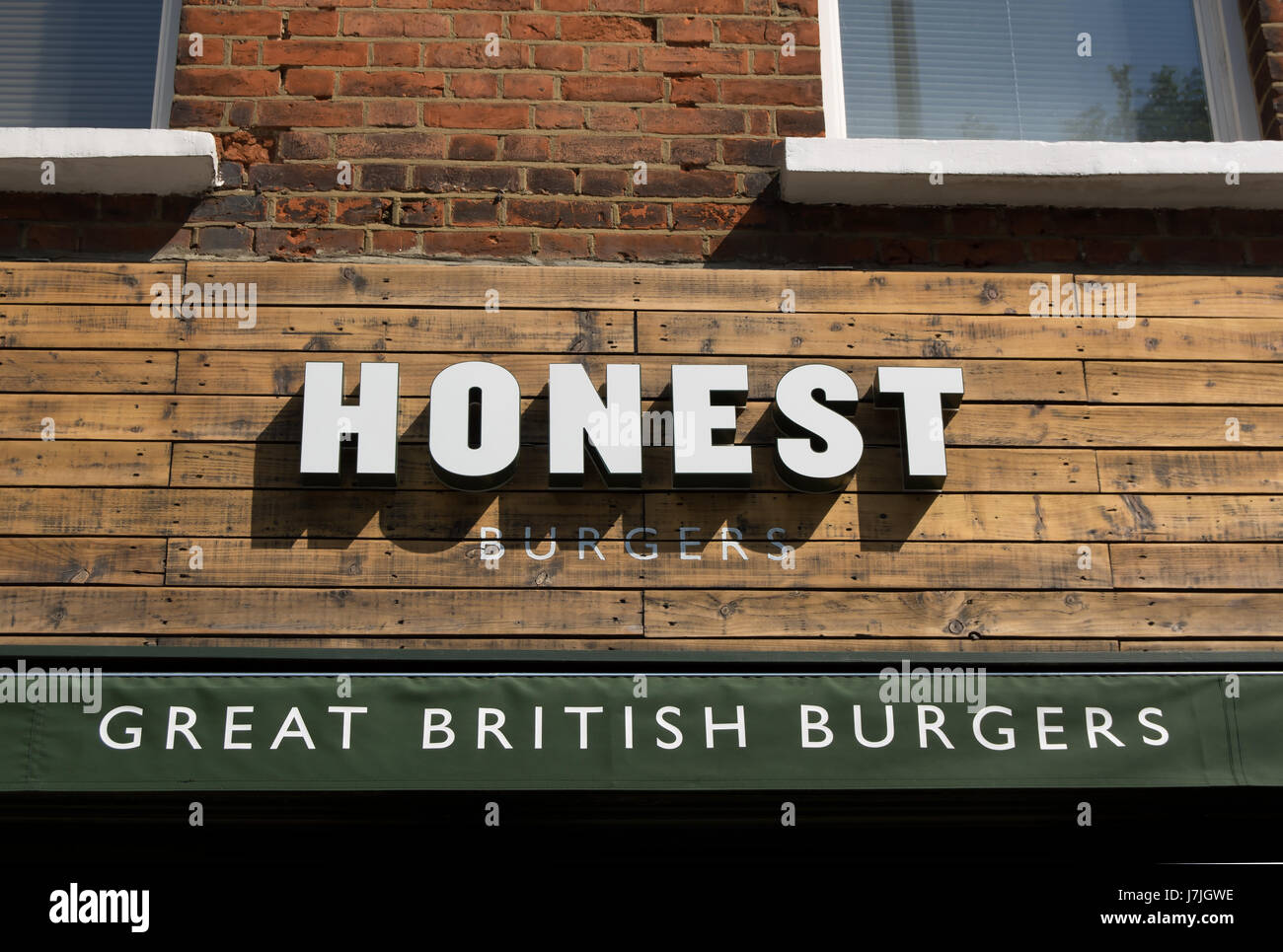 Nome segno di un ramo della catena di fast food onesto, a Chiswick, Londra, Inghilterra Foto Stock