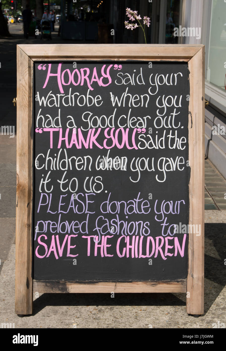 Manoscritte messaggio riportato su una lavagna al di fuori di un save the children shop a Chiswick, Londra, Inghilterra Foto Stock