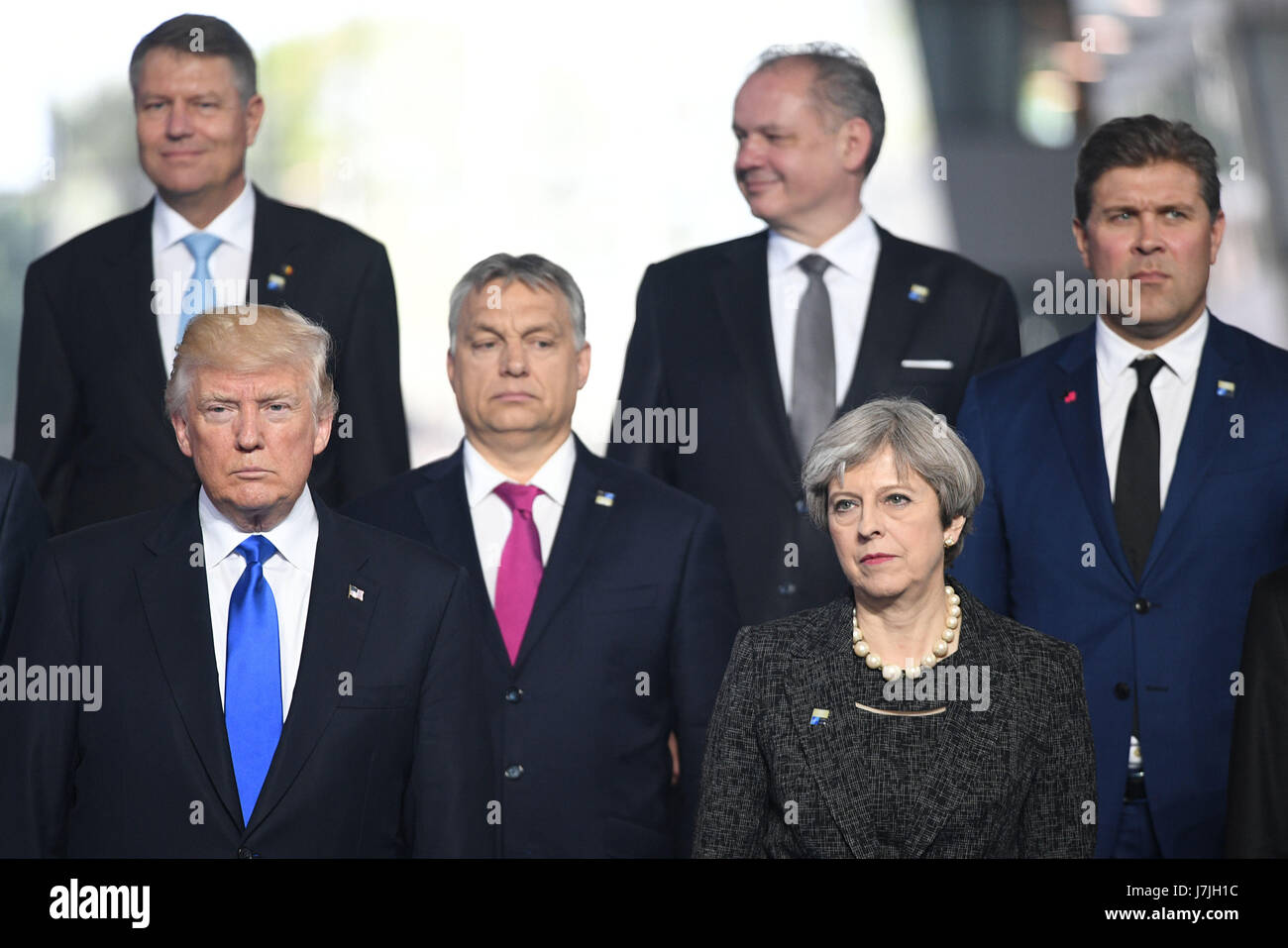 Il presidente statunitense Donald Trump (anteriore sinistro) e del Primo Ministro Theresa Maggio (anteriore destro) durante l'Organizzazione del Trattato del Nord Atlantico (NATO) Vertice di Bruxelles. Foto Stock