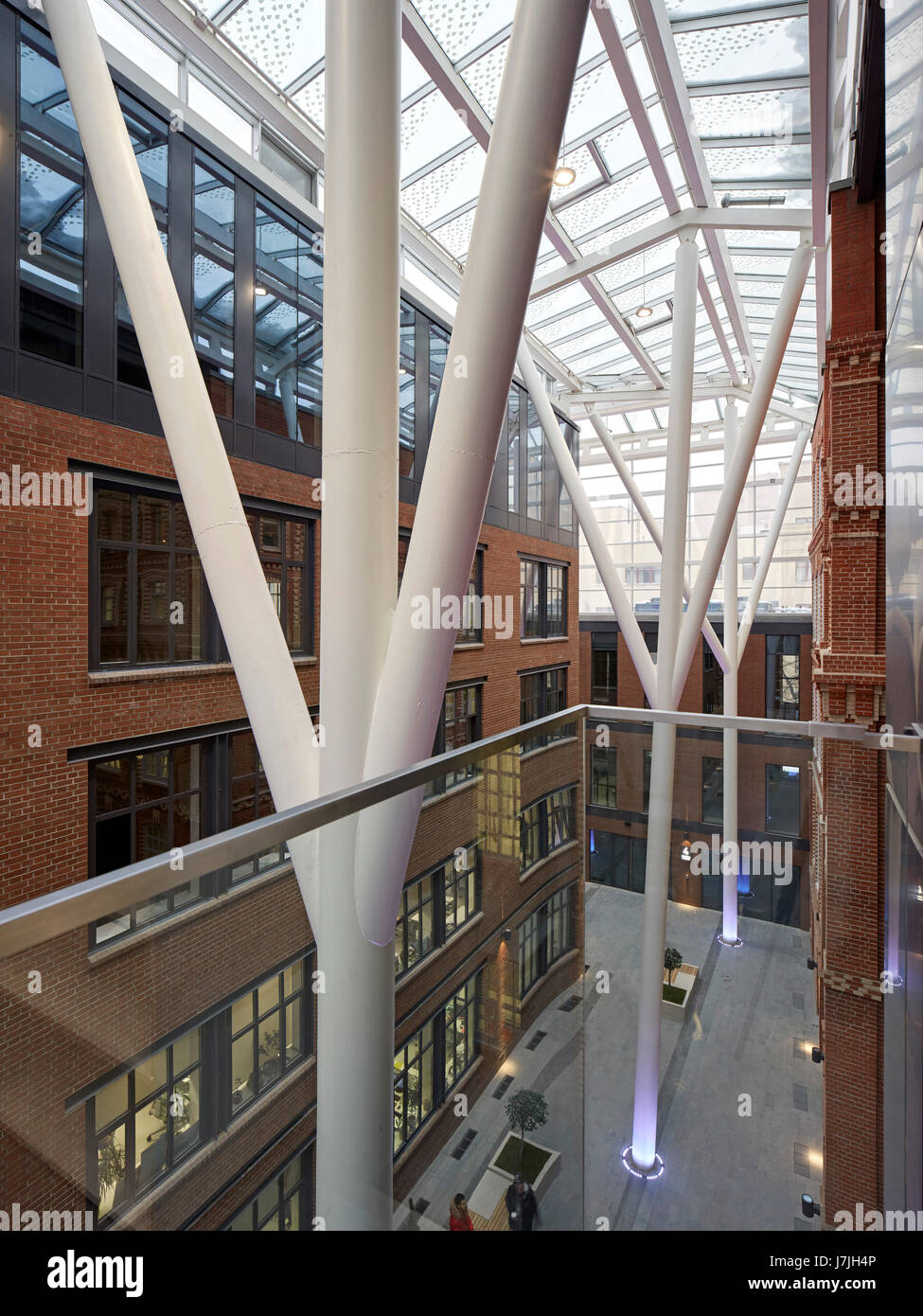 Vista interna in Atrium. La fabbrica di bolscevico, Mosca, Russia. Architetto: John Mcaslan e partner , 2016. Foto Stock