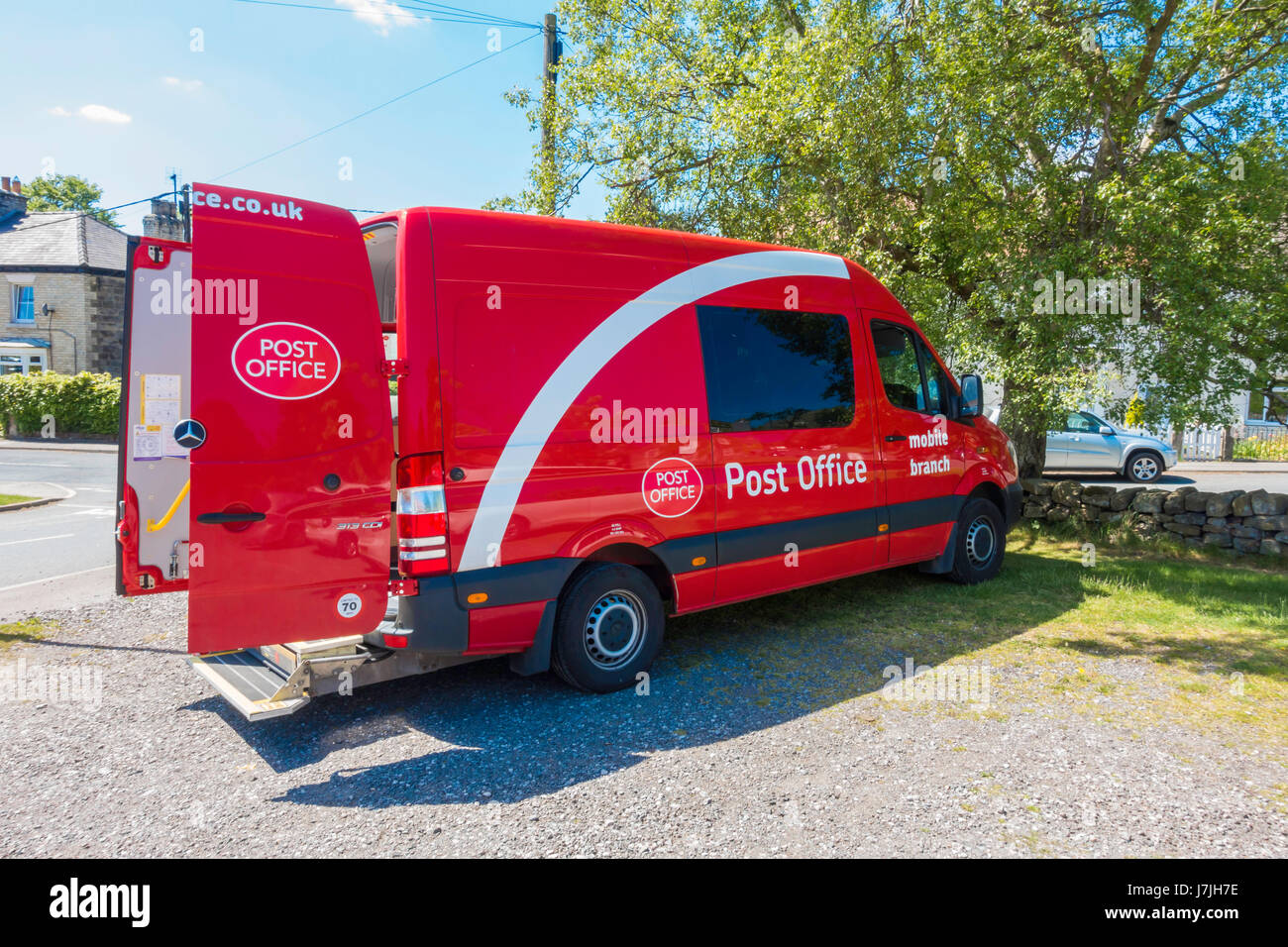 Mobili ufficio postale che forniscono servizi parcheggiata in un villaggio rurale in North Yorkshire Foto Stock