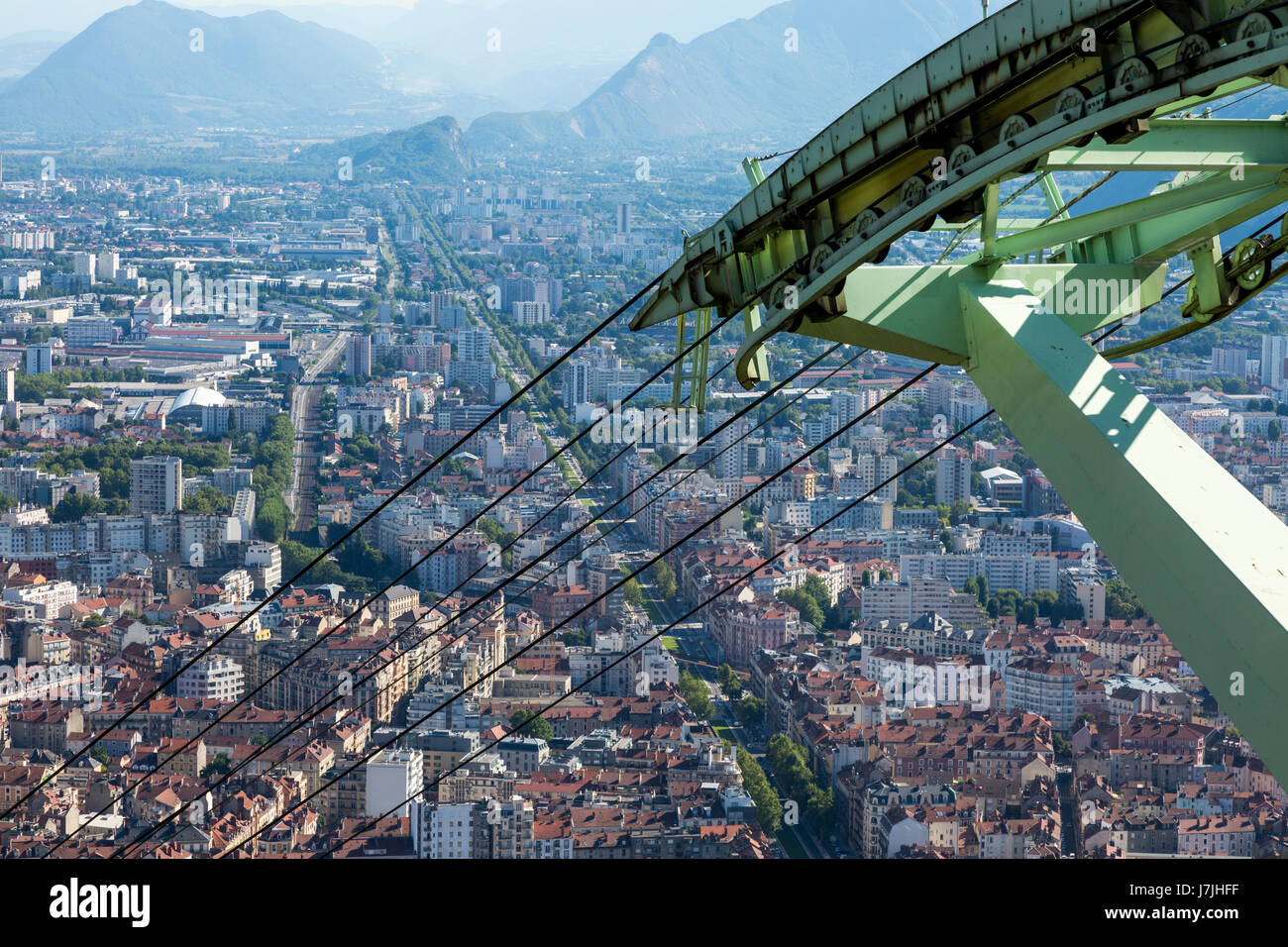 Vista di Grenoble, Francia, ai piedi delle Alpi, preso dal chemin de la batterie funivia Foto Stock