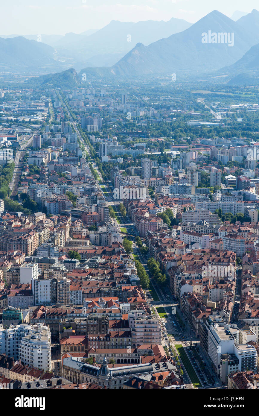 Vista di Grenoble, Francia, ai piedi delle Alpi, preso dal chemin de la batterie funivia Foto Stock