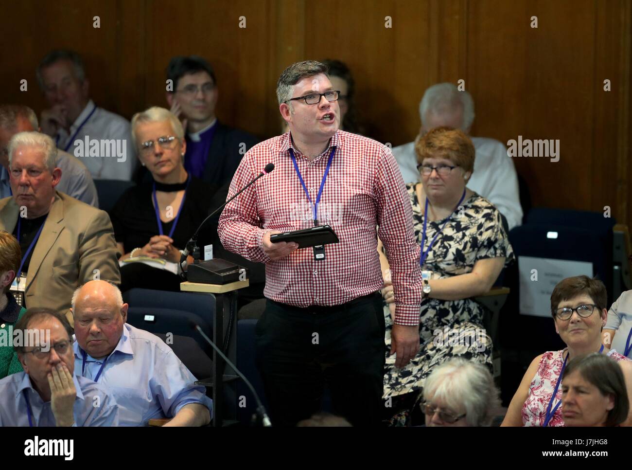 Apertamente gay ministro Rev Scott Rennie parla durante l Assemblea Generale della Chiesa di Scozia a Edimburgo. Foto Stock