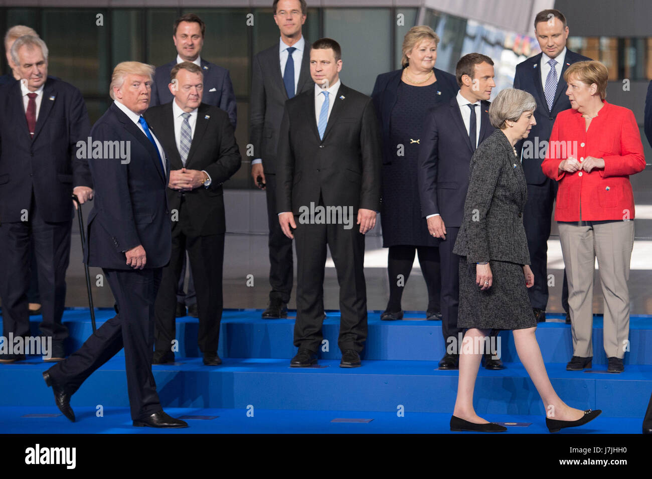 Il presidente statunitense Donald Trump (anteriore sinistro) e del Primo Ministro Theresa Maggio (anteriore destro) durante l'Organizzazione del Trattato del Nord Atlantico (NATO) Vertice di Bruxelles. Foto Stock
