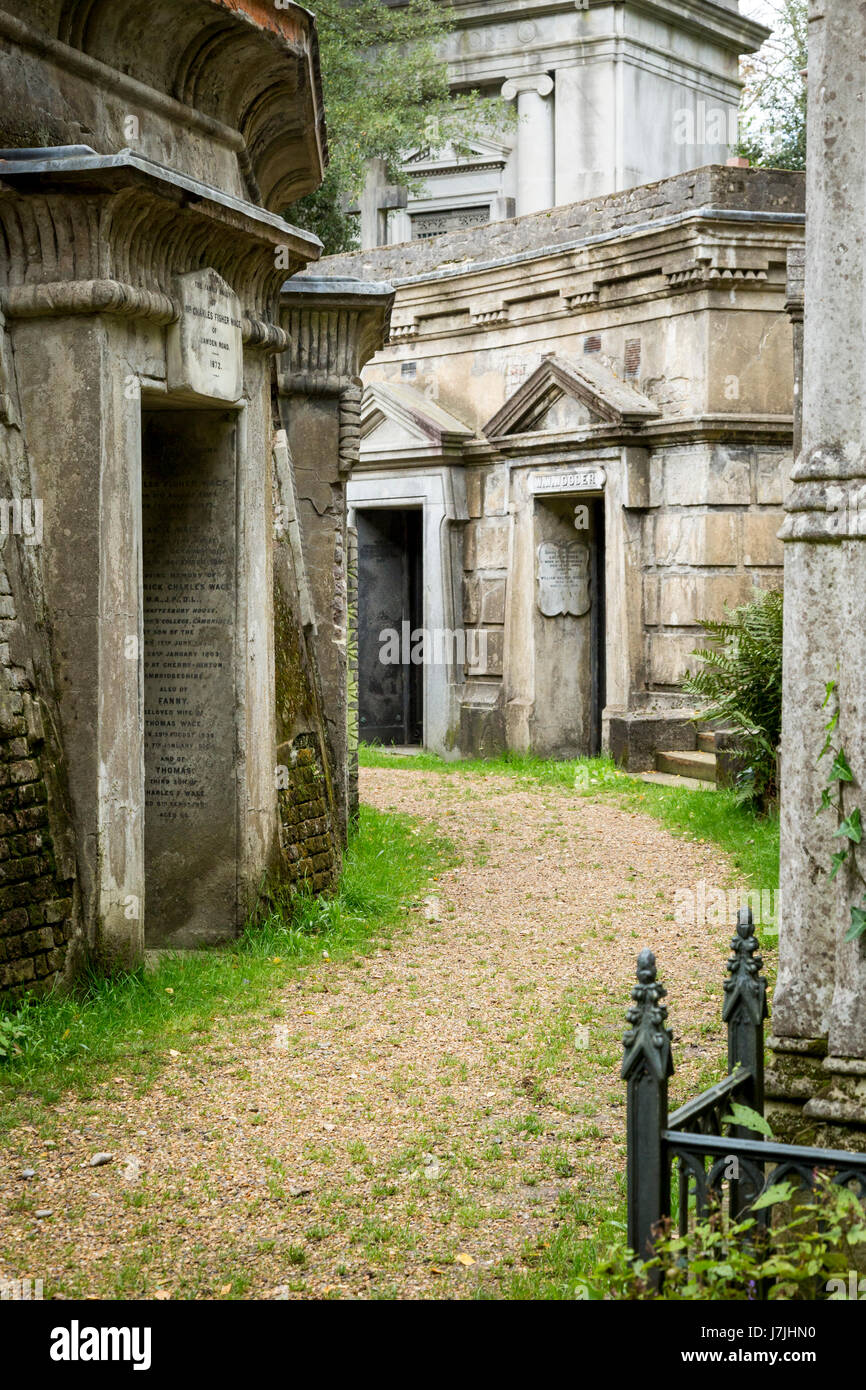 Ci sono circa 170.000 persone sepolte in circa 53.000 tombe nel cimitero di Highgate, notevole per molte delle persone sepolte vi inc. Karl Marx Foto Stock