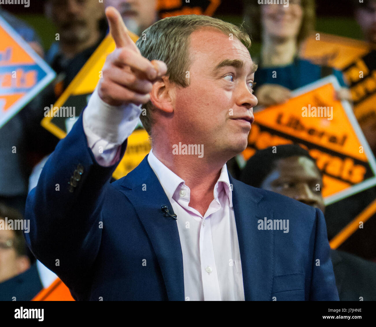 I liberali democratici leader Tim Farron & presidente del partito Sal Brinton in Vauxhall con il candidato George Turner insieme con i membri del partito per fare un annuncio emozionante circa la campagna. Dotato di: Tim Farron dove: Londra, Regno Unito quando: 24 Apr 2017 Credit: Wheatley/WENN Foto Stock