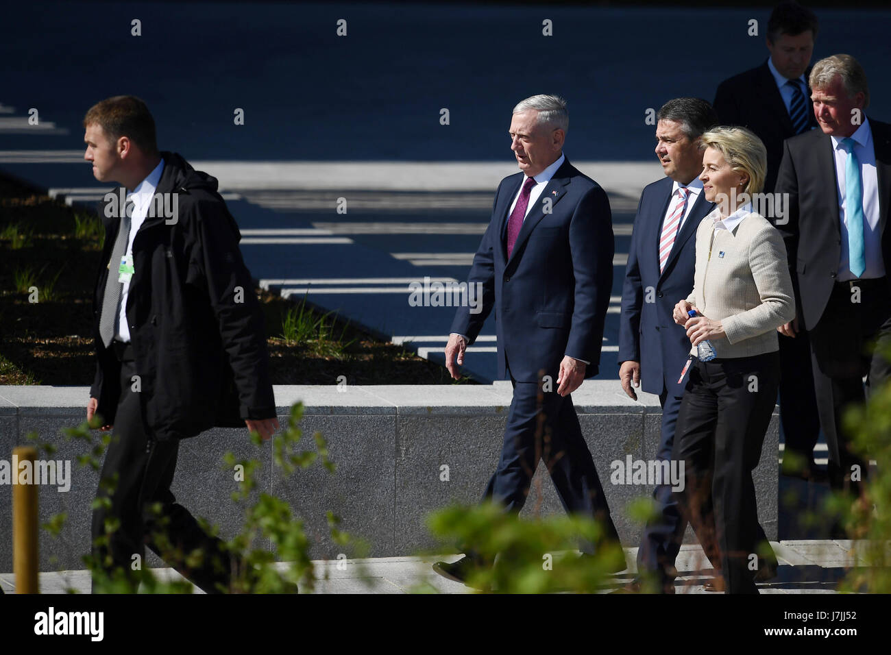 Il Segretario alla difesa degli Stati Uniti James Mattis (seconda a sinistra) arriva con il Ministro della difesa greco Panos Kammenos (terza a sinistra) e il ministro della Difesa tedesco, Ursula von der Leyen (seconda a destra) durante l'Organizzazione del Trattato del Nord Atlantico (NATO) Vertice di Bruxelles. Foto Stock
