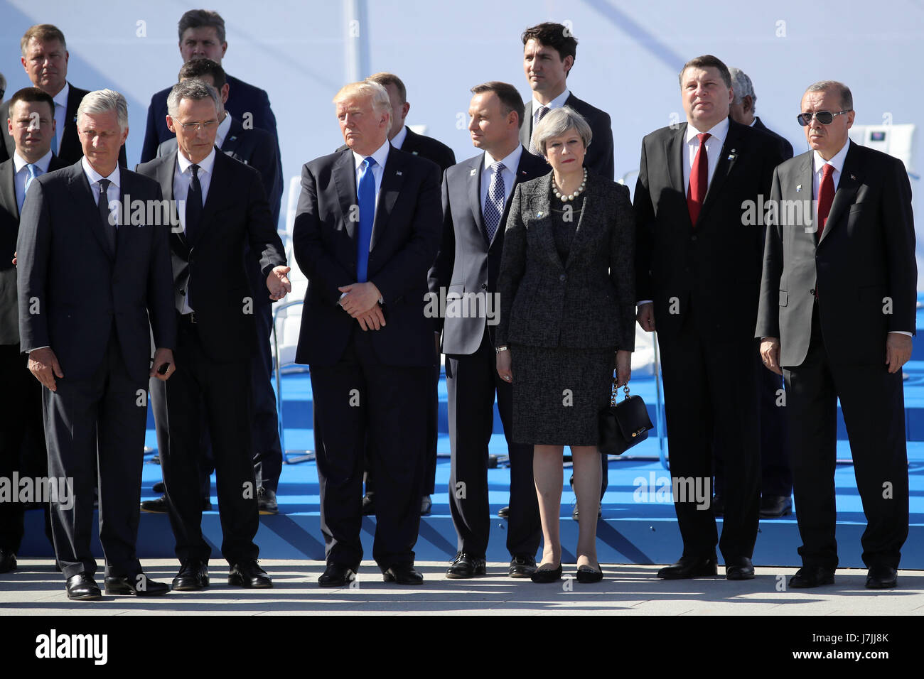 Il presidente statunitense Donald Trump, Primo Ministro Theresa Maggio e il Presidente turco Recep Tayyip Erdogan, davanti a una foto opportunità di leader durante l'Organizzazione del Trattato del Nord Atlantico (NATO) Vertice di Bruxelles. Foto Stock