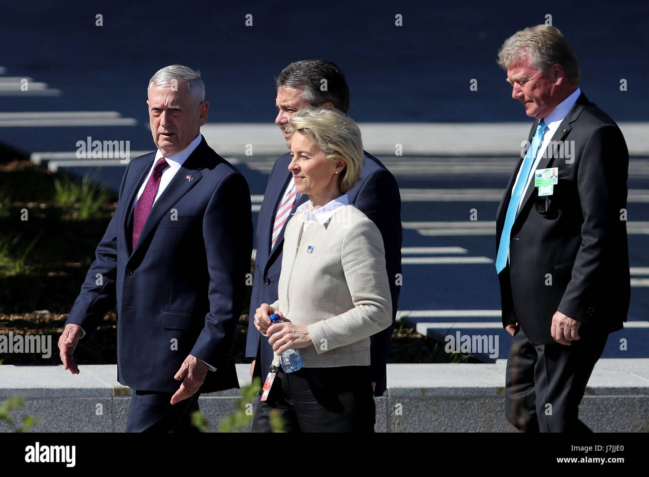 Il Segretario alla difesa degli Stati Uniti James Mattis (sinistra) arriva con il Ministro della difesa greco Panos Kammenos e il ministro della Difesa tedesco, Ursula von der Leyen (seconda a destra) arrivano per l'Organizzazione del Trattato del Nord Atlantico (NATO) Vertice di Bruxelles. Foto Stock
