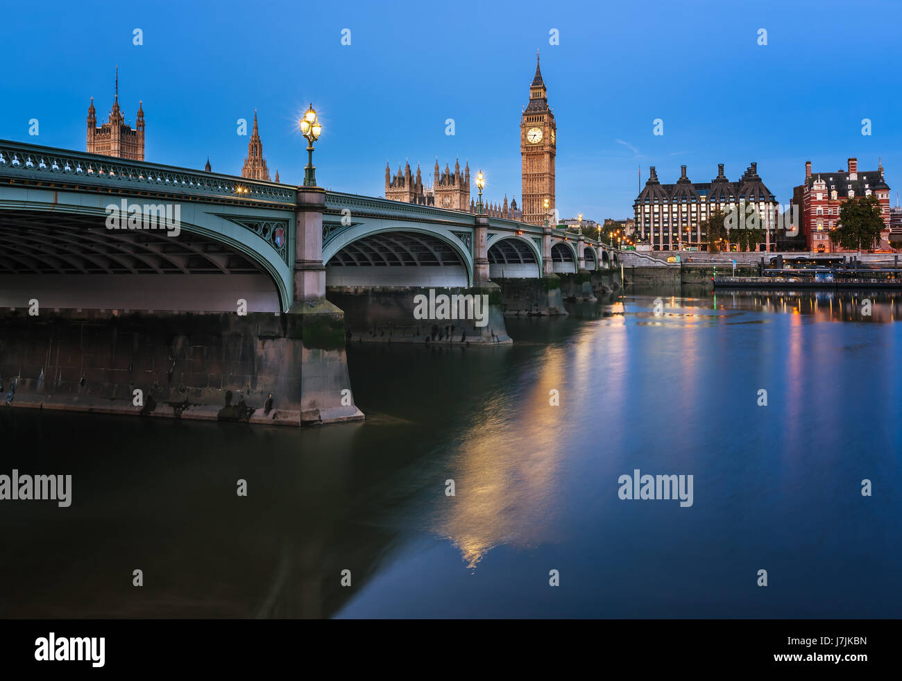 Big Ben, Queen Elizabeth Tower e Westminster Bridge illuminato al mattino, London, Regno Unito Foto Stock