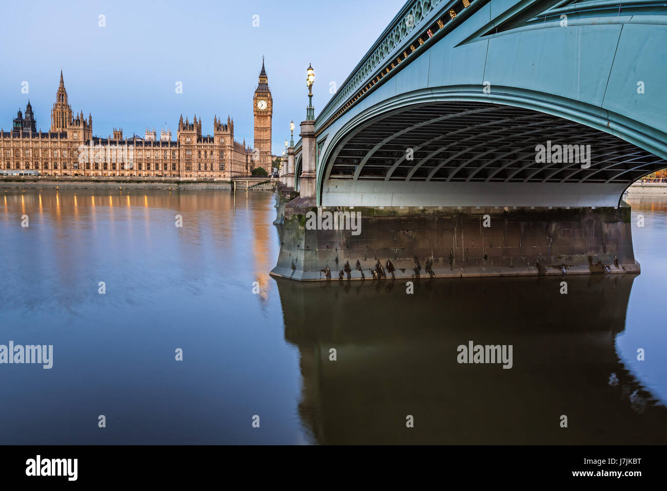 Big Ben, Queen Elizabeth Tower e Westminster Bridge illuminato al mattino, London, Regno Unito Foto Stock