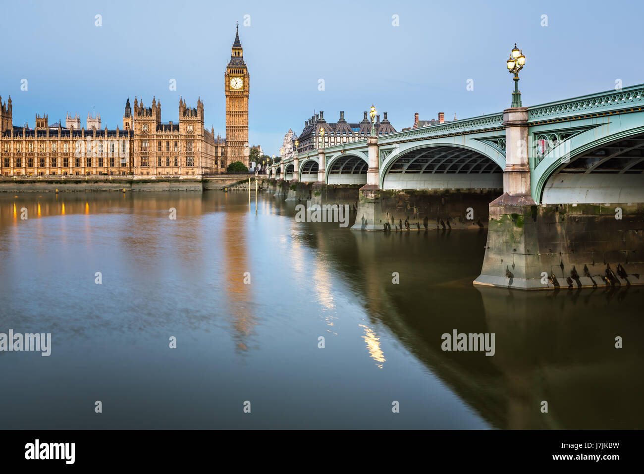 Big Ben, Queen Elizabeth Tower e Westminster Bridge illuminato al mattino, London, Regno Unito Foto Stock