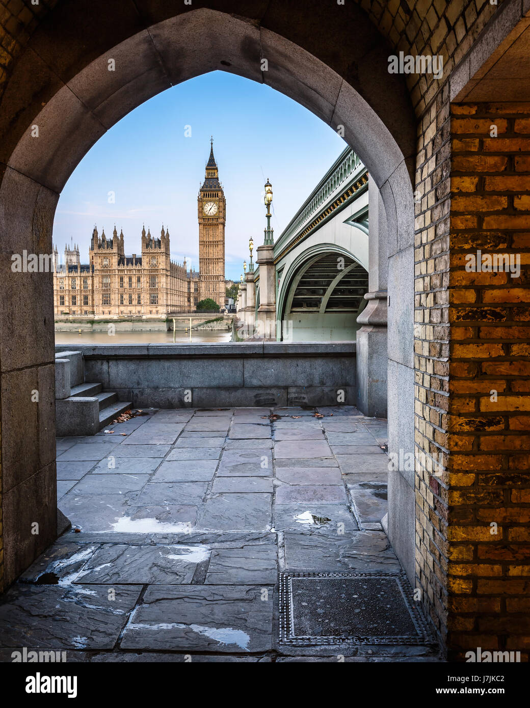 Big Ben, Queen Elizabeth Tower e Westminster Bridge incorniciato in Arch, London, Regno Unito Foto Stock