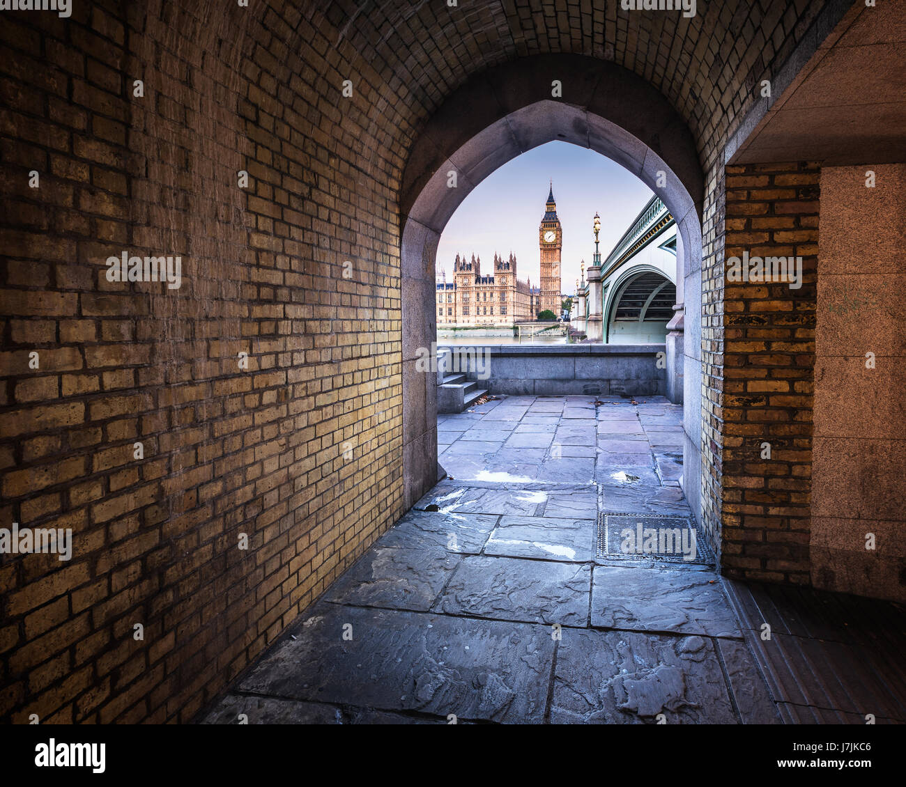 Big Ben, Queen Elizabeth Tower e Westminster Bridge incorniciato in Arch, London, Regno Unito Foto Stock