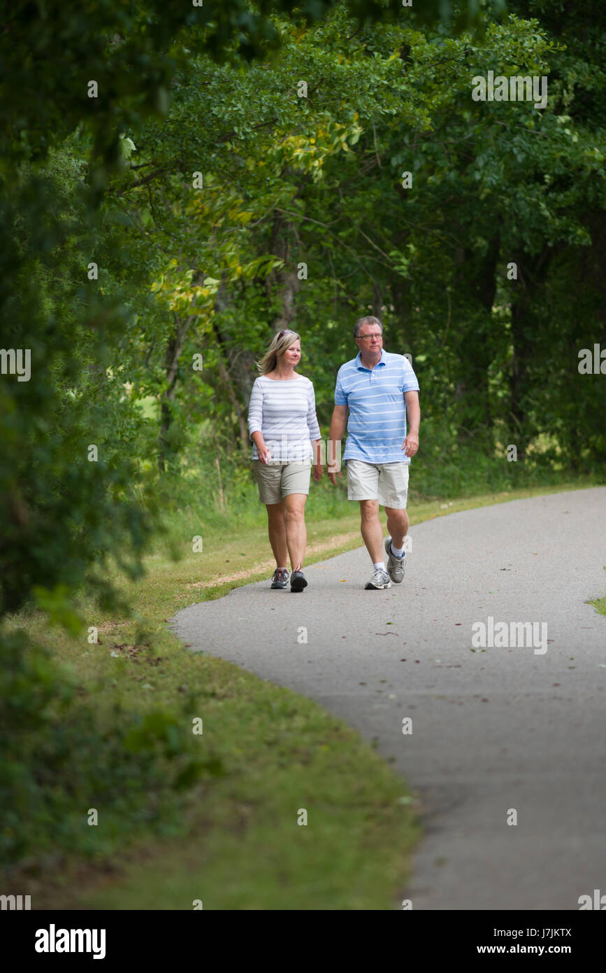 Attivo Coppia matura camminando sul sentiero a Shelby Farms Park vicino a Memphis, Tennessee Foto Stock