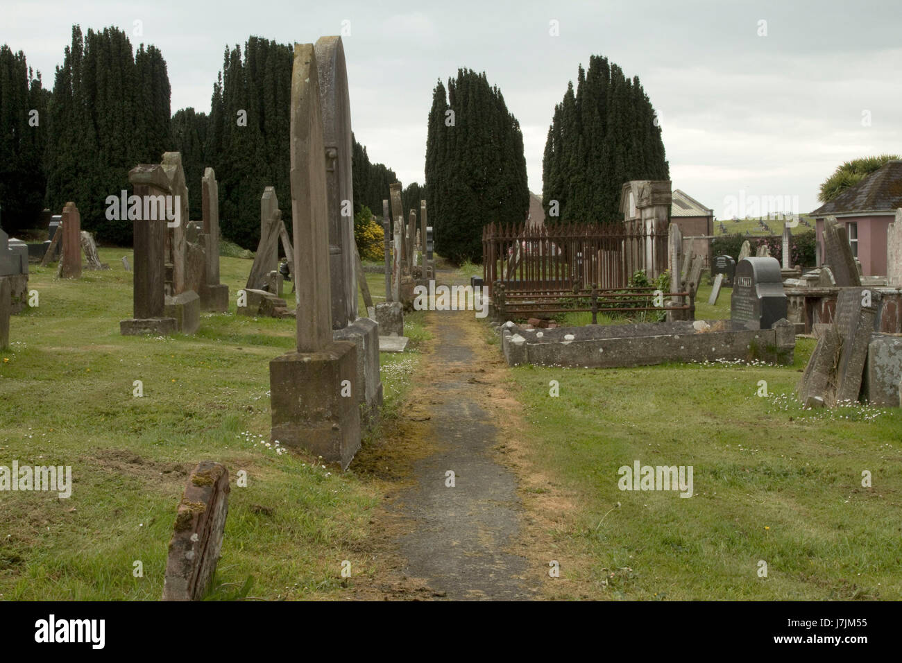 Percorso attraverso un vecchio cimitero di Newtownards Co Down Irlanda del Nord Foto Stock
