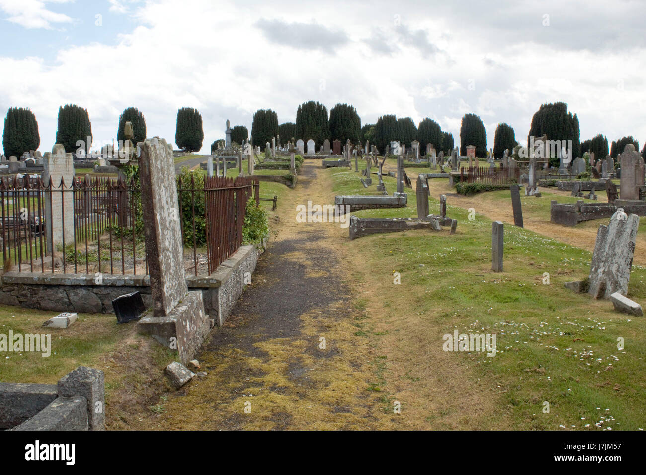 Percorso attraverso un vecchio cimitero di Newtownards Co Down Irlanda del Nord Foto Stock