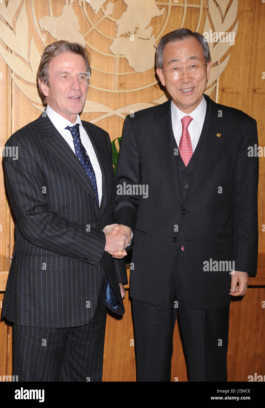 Ministro degli Esteri francese Bernard Kouchner con il Segretario Generale delle Nazioni Unite Ban Ki-moon dopo la sua conferenza stampa sul cambiamento climatico delle Nazioni Unite a New York City. Dicembre 7, 2009. Credito: Dennis Van Tine/MediaPunch Foto Stock