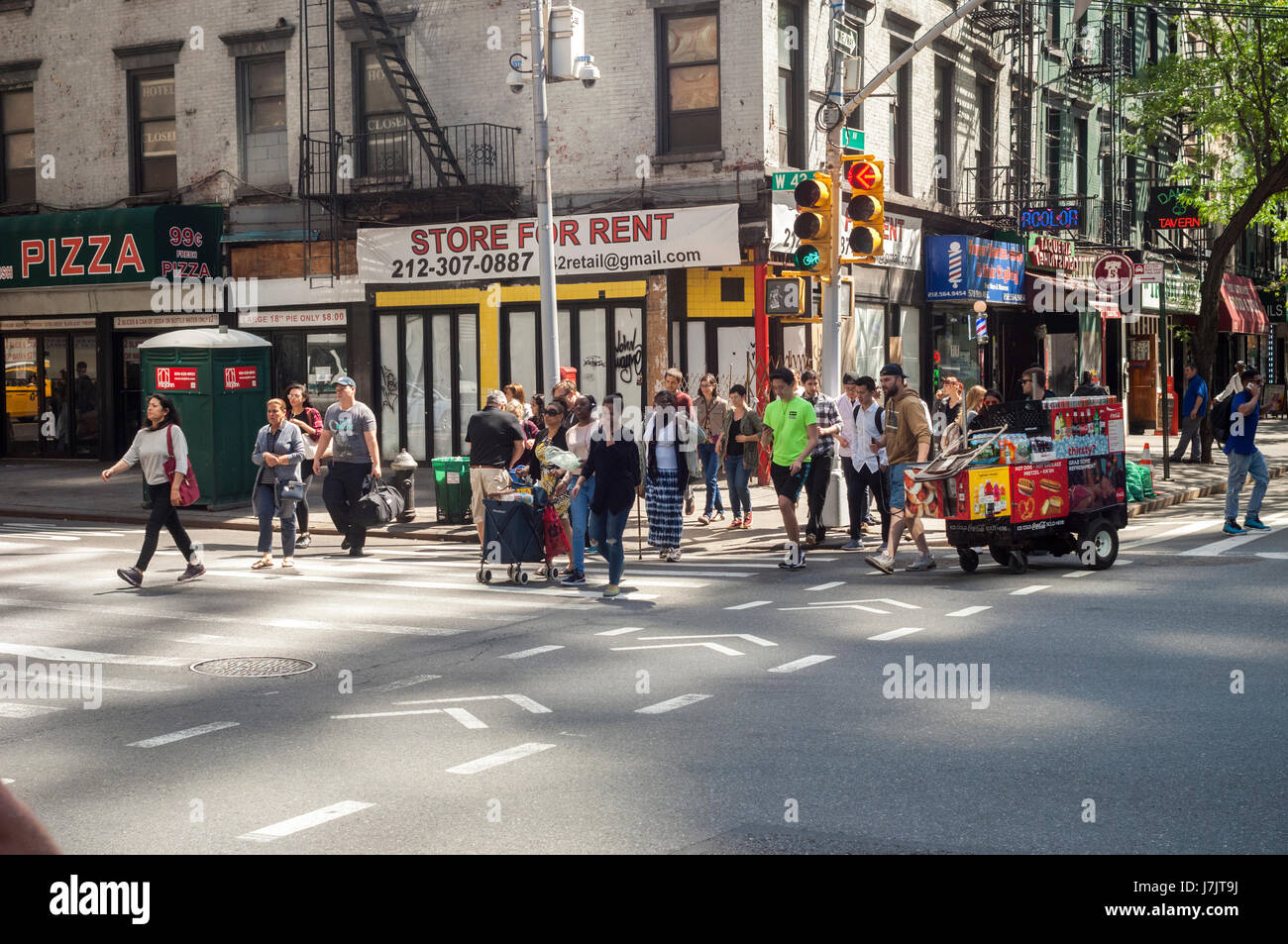 La folla attraversare un incrocio in Hell's Kitchen domenica a New York, 21 maggio 2017. (© Richard B. Levine) Foto Stock