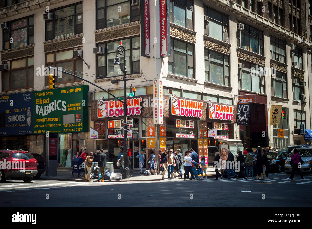 Un incrocio wth un Dunkin' Donuts in il Garment Center di New York di Domenica, 21 maggio 2017. (© Richard B. Levine) Foto Stock