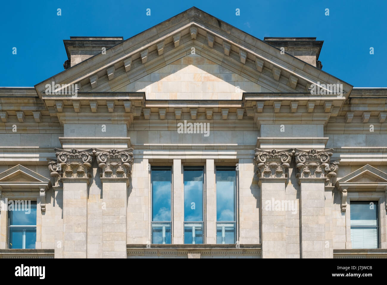 Edificio classico dettagli esterni con colonne e stucco - Reichstag Foto Stock