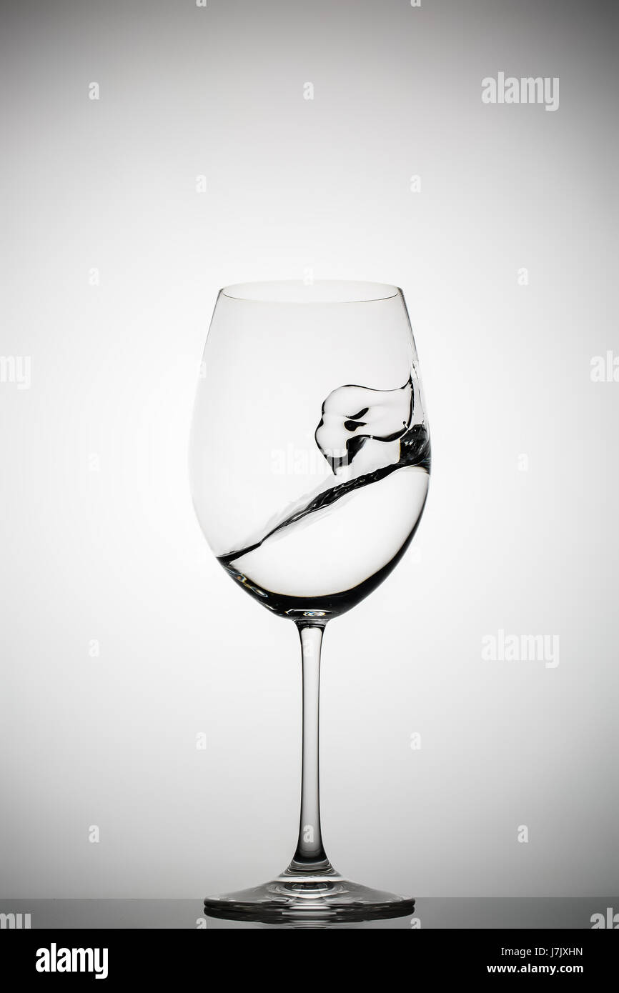 Wineglass con spruzzi d'acqua, blocca il movimento del liquido Foto Stock