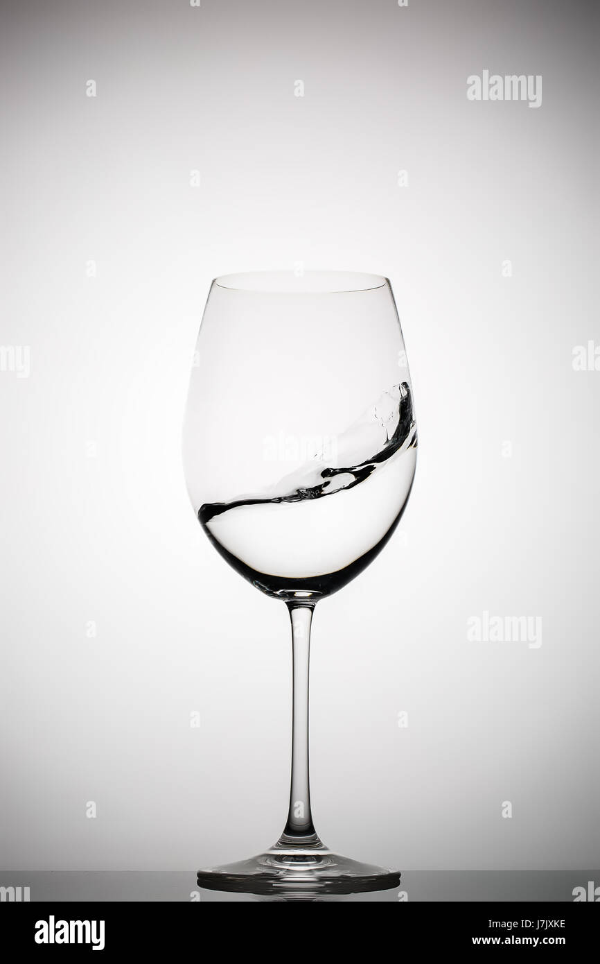 Wineglass con spruzzi d'acqua, blocca il movimento del liquido Foto Stock
