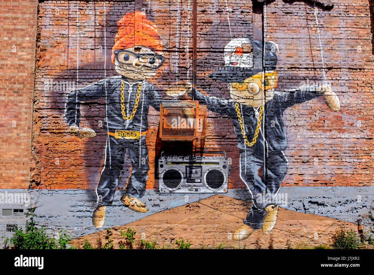 Wall Art su un timpano parete di estremità nel centro della città di Glasgow, raffigurante due marionette ballare con la musica di Glasgow, Scotland, Regno Unito Foto Stock