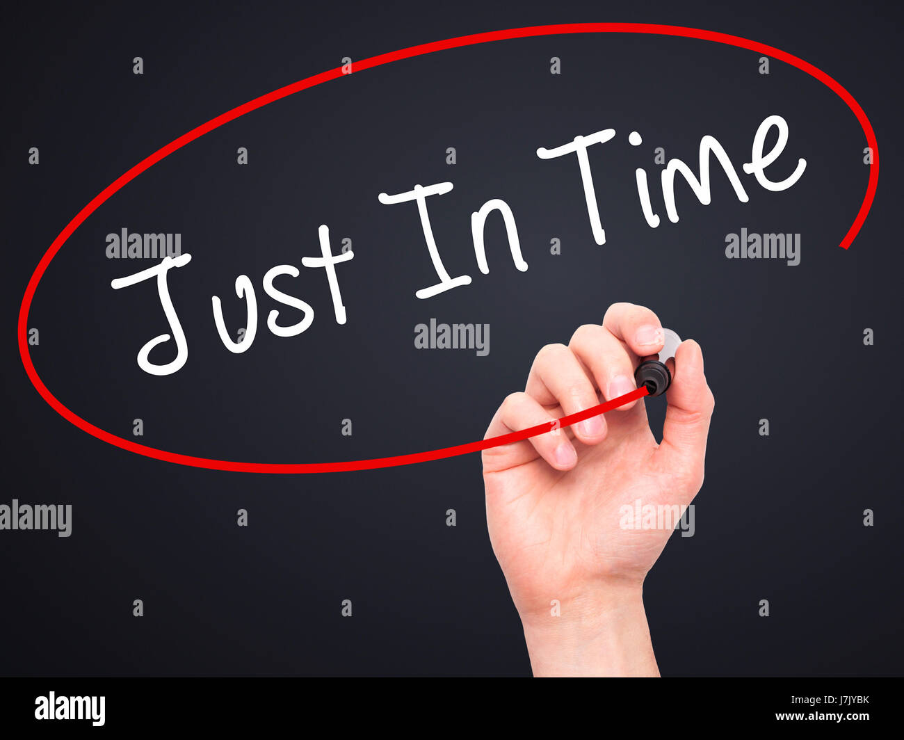 Man mano che scrive appena in tempo con il pennarello nero su schermo visivo. Isolato su nero. Business, tecnologia internet concetto. Stock Photo Foto Stock