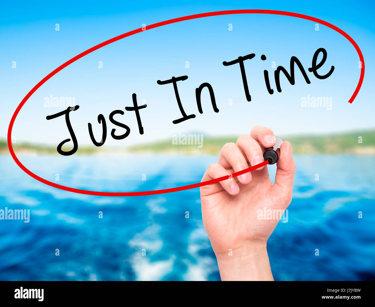 Man mano che scrive appena in tempo con il pennarello nero su schermo visivo. Isolato sulla natura. Business, tecnologia internet concetto. Stock Photo Foto Stock