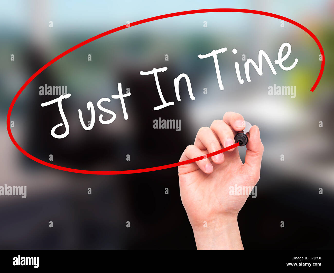 Man mano che scrive appena in tempo con il pennarello nero su schermo visivo. Isolato su office. Business, tecnologia internet concetto. Stock Photo Foto Stock