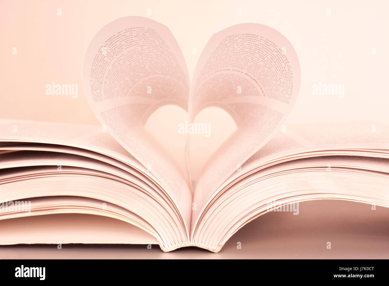 Pagina bookpage amore in amore si innamorò di leggere emozione valentine libro cuore Foto Stock