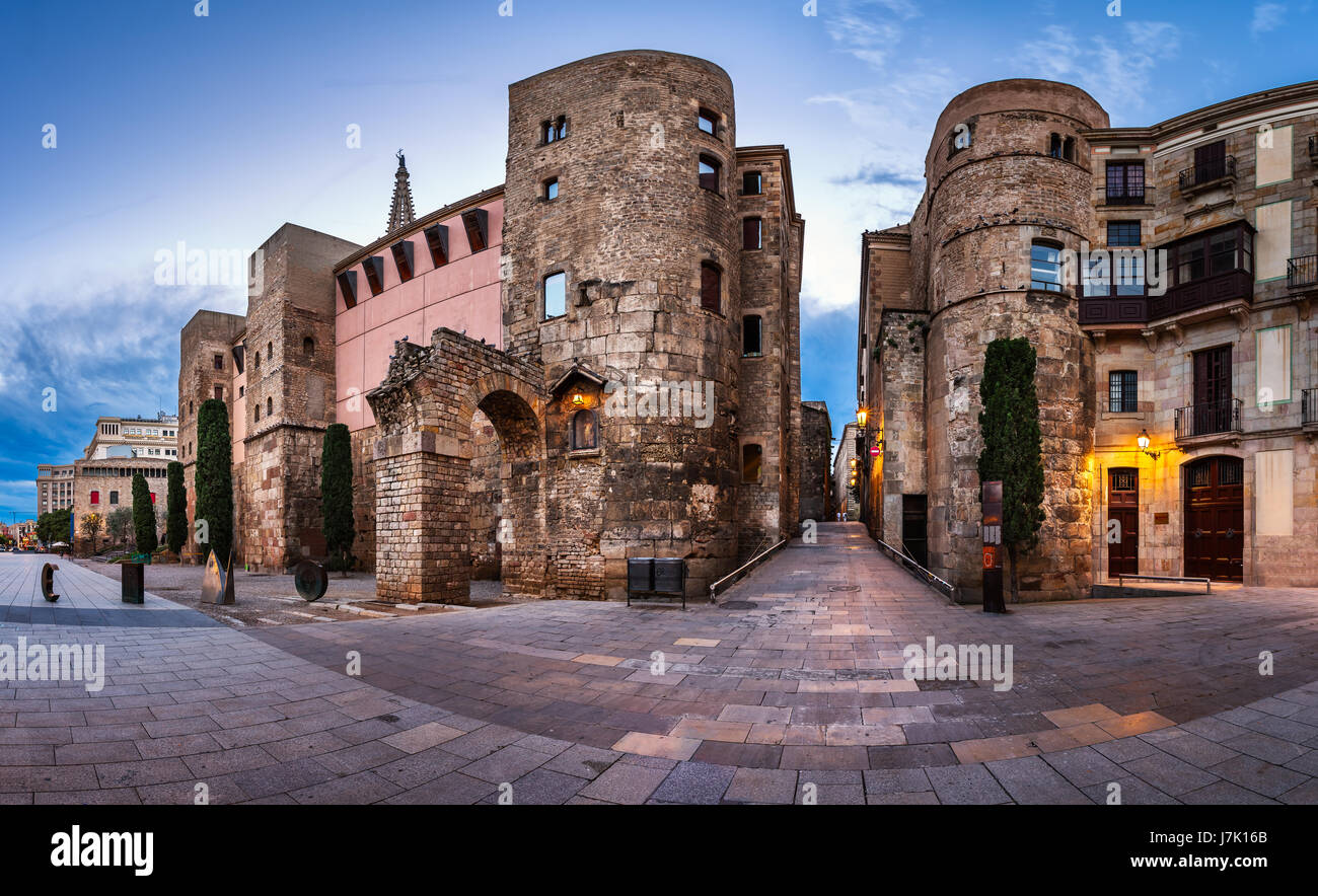 Panorama della antica porta romana e Plaça Nova al mattino, Barri Quartiere Gotico di Barcellona, in Catalogna, Spagna Foto Stock