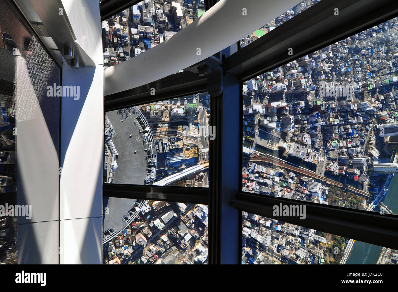 Guardando dritto verso il basso a Tokyo dal Skytree. Foto Stock