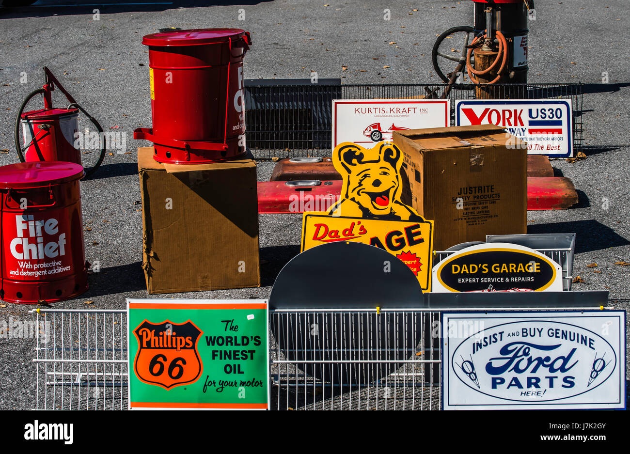 Antiquari raccolta di vecchie parti di automobili e accessori segni di metallo. Foto Stock