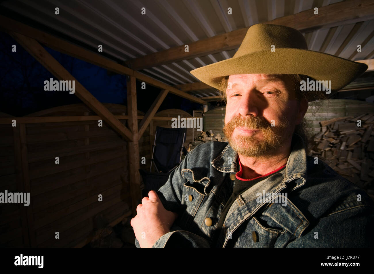 Guy ritratto sera camicia denim uomo guy notte notturno di lupo solitario maschio Foto Stock