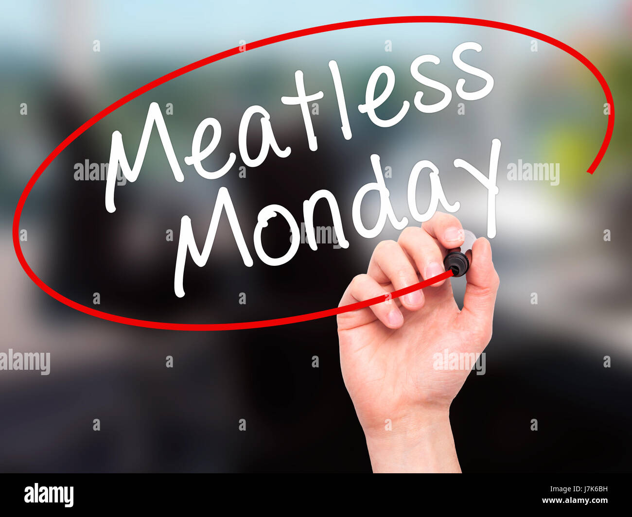 Man mano che scrive senza carne lunedì con pennarello nero su schermo visivo. Isolato su office. La vita, tecnologia, internet concetto. Immagine di stock Foto Stock