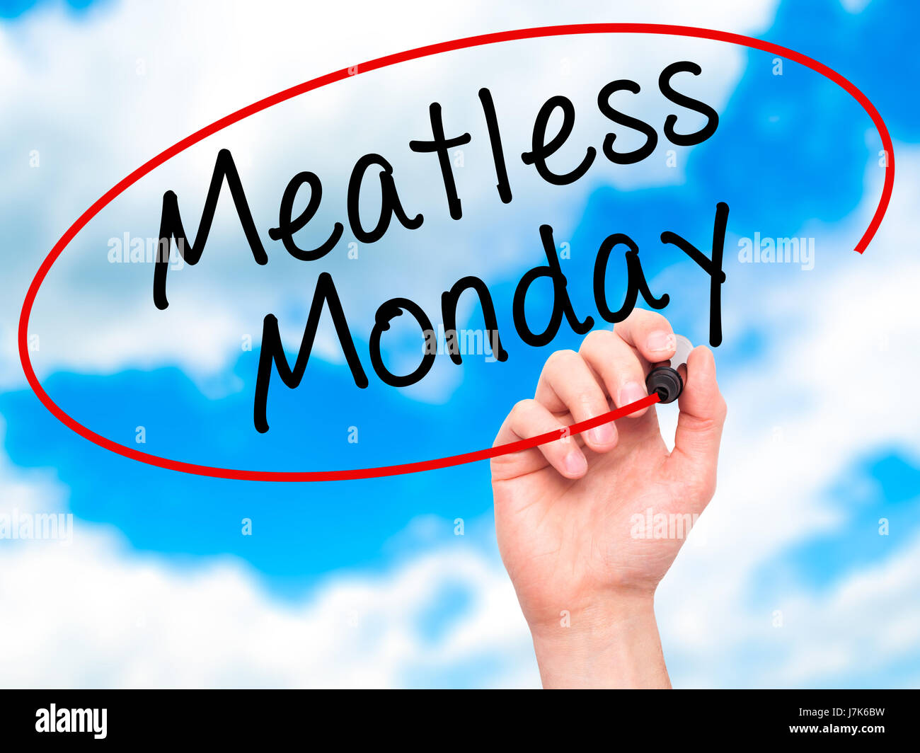 Man mano che scrive senza carne lunedì con pennarello nero su schermo visivo. Isolato su sky. La vita, tecnologia, internet concetto. Immagine di stock Foto Stock