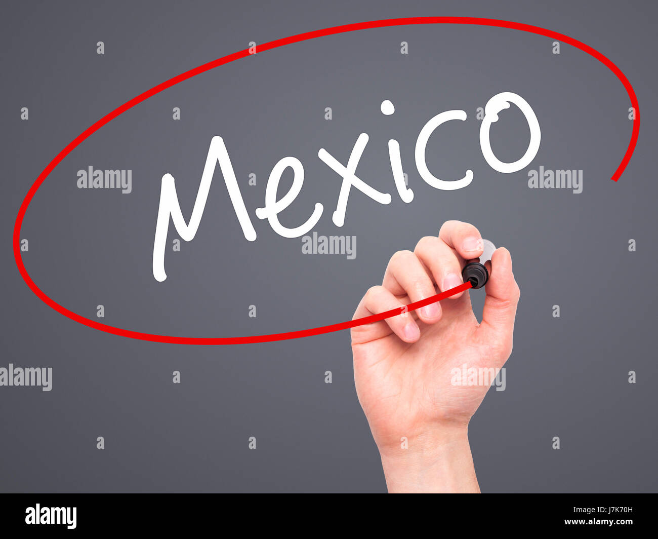 Man mano che scrive il Messico con il pennarello nero su schermo visivo. Isolato su grigio. Business, tecnologia internet concetto. Stock Photo Foto Stock