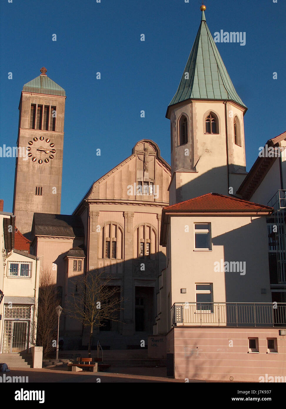 Questa immagine del 16 gennaio 2011 raffigura le torri della chiesa di Hockenheim, in Germania, una città conosciuta per la sua ricca storia e la cultura degli sport motoristici. Foto Stock
