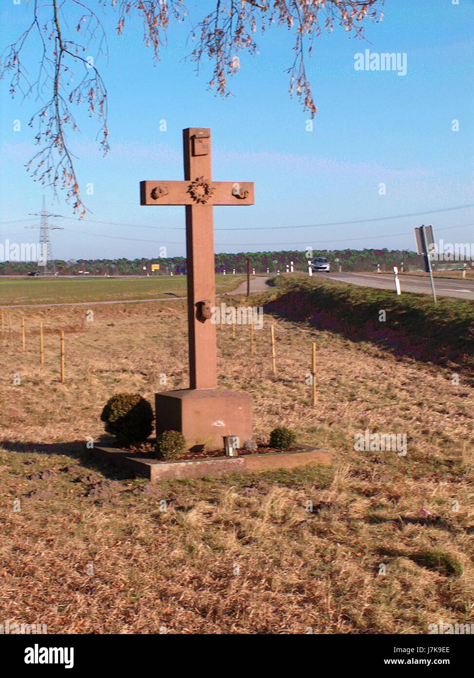 L'immagine "Wegkreuz Reilingen" raffigura una croce laterale situata a Reilingen, Germania. Le croci a lato della strada erano comunemente collocate lungo i fianchi della strada come segni di fede, fornendo ai pellegrini luoghi in cui pregare o riflettere. Foto Stock