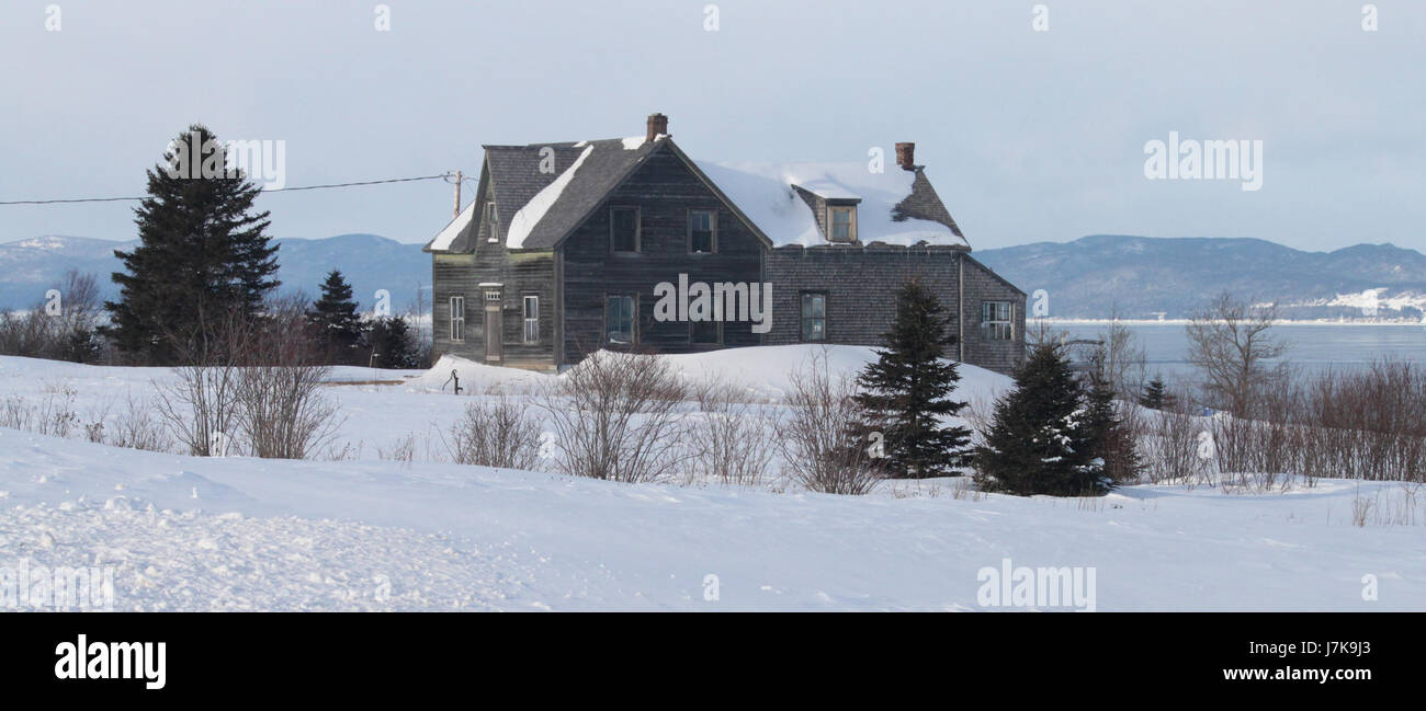 Questa fotografia cattura la bellezza naturale del paesaggio del Québec, preso a nord di Perce nel febbraio 2011. L'immagine mostra il terreno accidentato e l'atmosfera serena della zona. Foto Stock