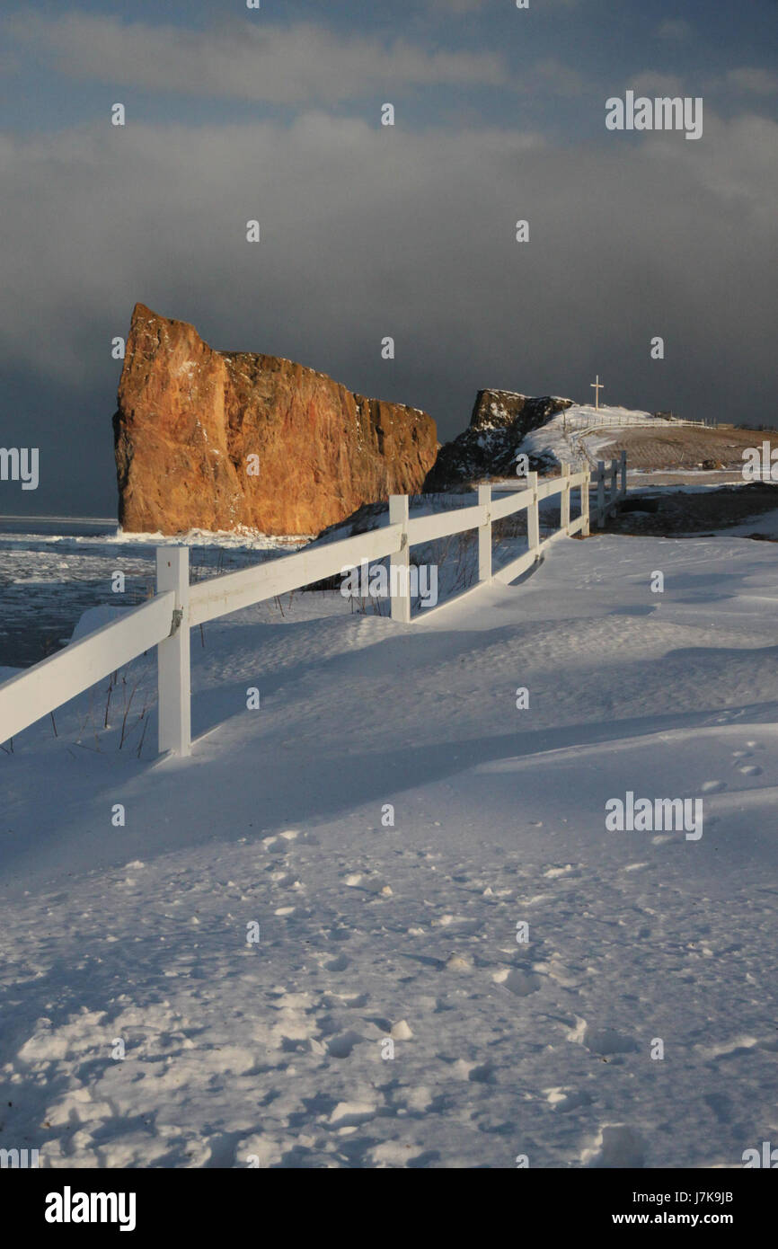 Questo titolo si riferisce a una fotografia scattata in Quebec nel febbraio 2011, che probabilmente mostra la città di Perce o l'area circostante. Mette in evidenza la bellezza naturale e i punti di riferimento degni di nota della regione. Foto Stock