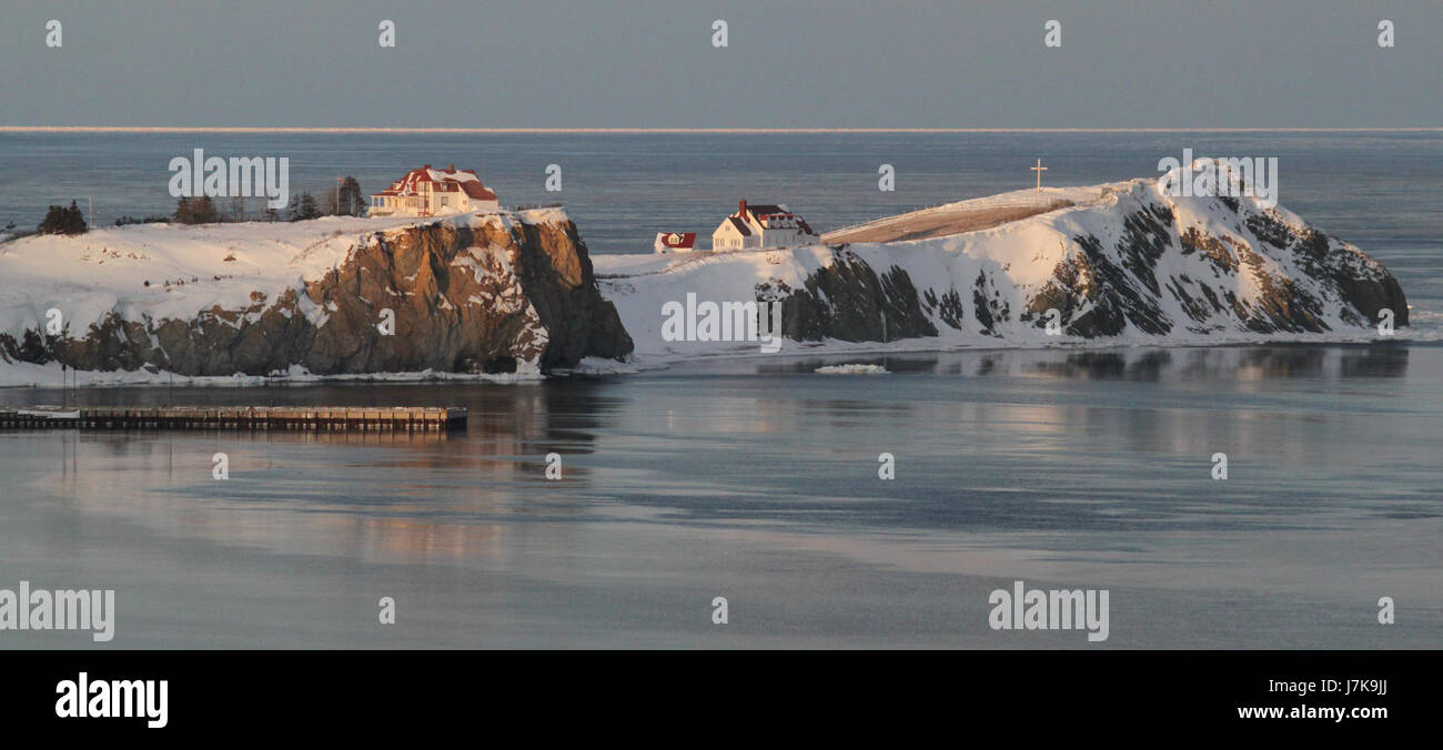 Questa fotografia, scattata nel febbraio 2011, mostra la pittoresca cittadina di Perce, Quebec, con le sue famose formazioni rocciose e il porto panoramico. Foto Stock