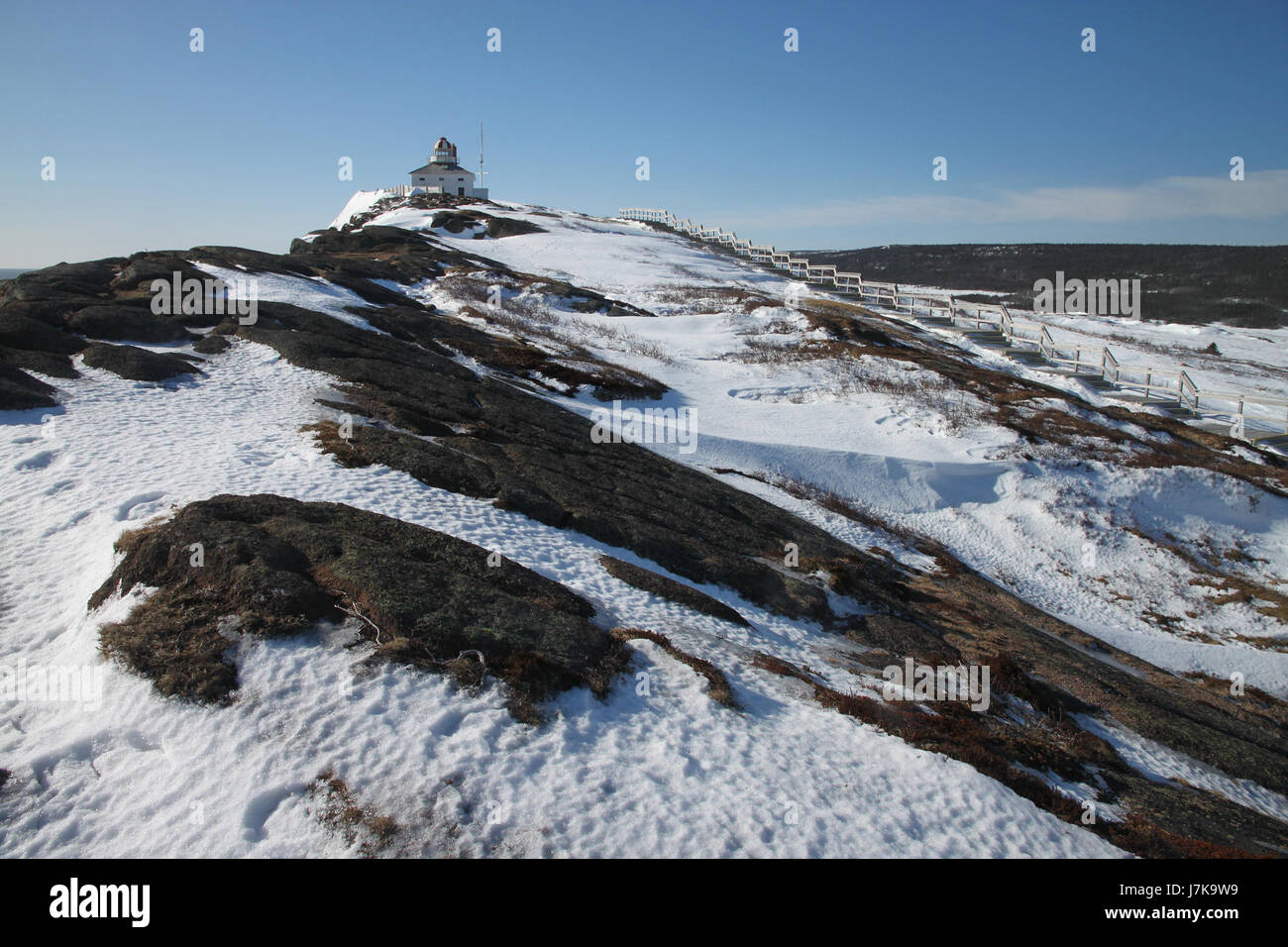 Questa fotografia cattura Cape Spear a Terranova dopo una tempesta, mostrando il paesaggio aspro e gli effetti drammatici del tempo sull'ambiente. L'immagine enfatizza il potere della natura in questo luogo iconico. Foto Stock