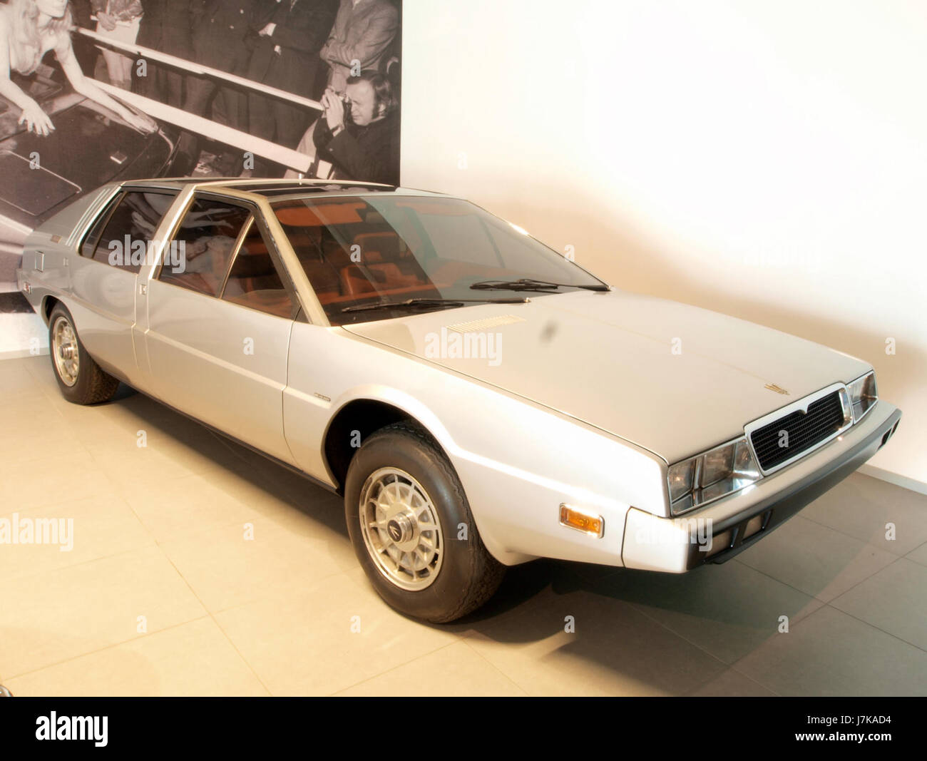 La Maserati Medici Show Car del 1974 è una concept car progettata per mostrare l'innovativa ingegneria automobilistica di Maserati. La vettura combina lusso e tecnologia avanzata, evidenziando la visione delle prestazioni di Maserati per il futuro. Foto Stock