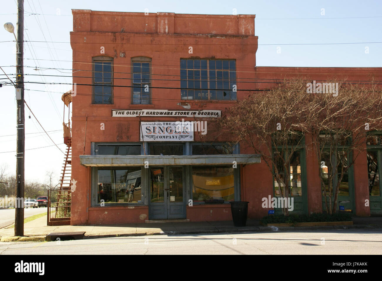 Questa foto, scattata il 12 marzo 2011, raffigura un vecchio negozio situato in Main Street a Lumpkin, Georgia. L'immagine cattura il fascino storico di questa piccola città americana, enfatizzando le sue tradizionali vetrine e il carattere rurale. Foto Stock