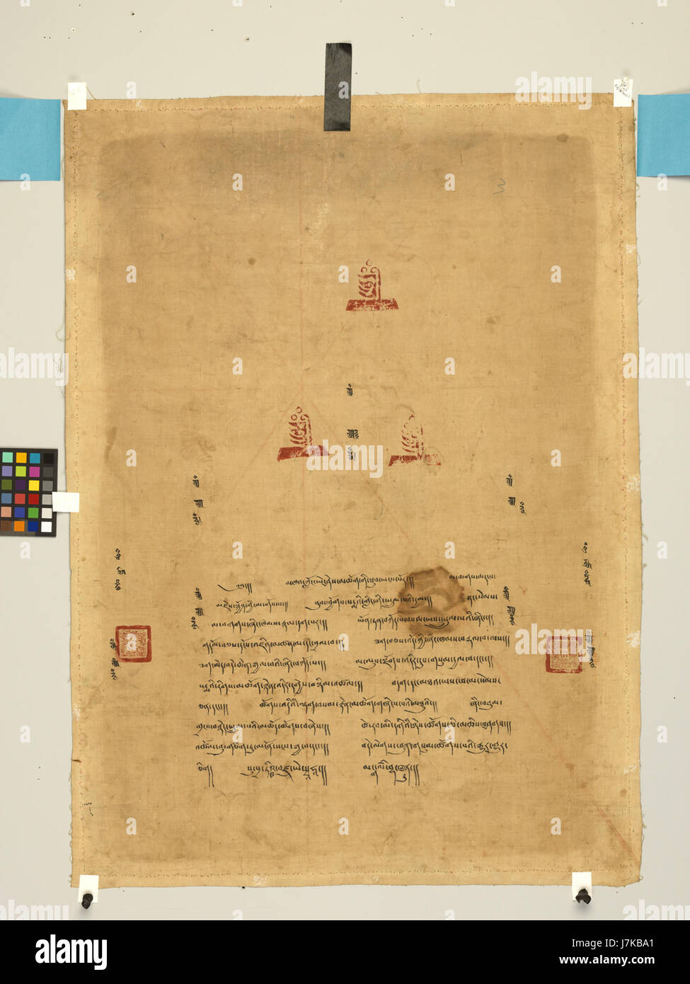 Questa rappresentazione di Buddha Amitabha nella sua Terra pura di Suvakti illustra l'ambientazione spirituale di questo regno celeste, enfatizzando la pace, la serenità e il potere trasformativo dell'illuminazione nella tradizione buddista. Foto Stock