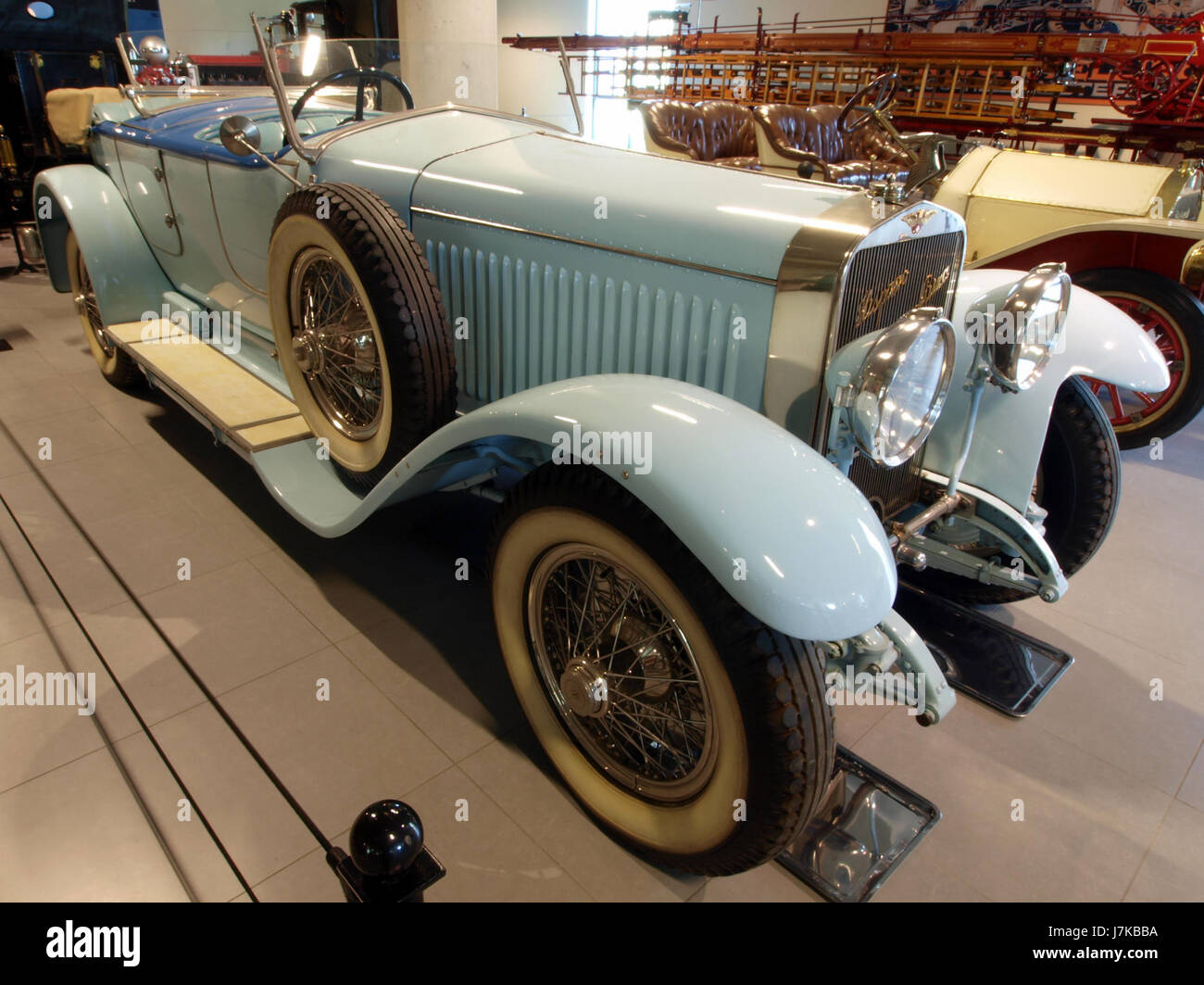 L'Hispano Suiza H6B Million Guiet Dual Cowl Phaeton 1924 è un'automobile di lusso nota per il suo design elegante e l'ingegneria avanzata. La vettura presenta una configurazione a doppio cofano, un segno distintivo dei veicoli di fascia alta dell'inizio del XX secolo. Il suo design innovativo e la sua maestria artigianale lo hanno reso un'azienda di spicco nel settore automobilistico negli anni '1920 Foto Stock